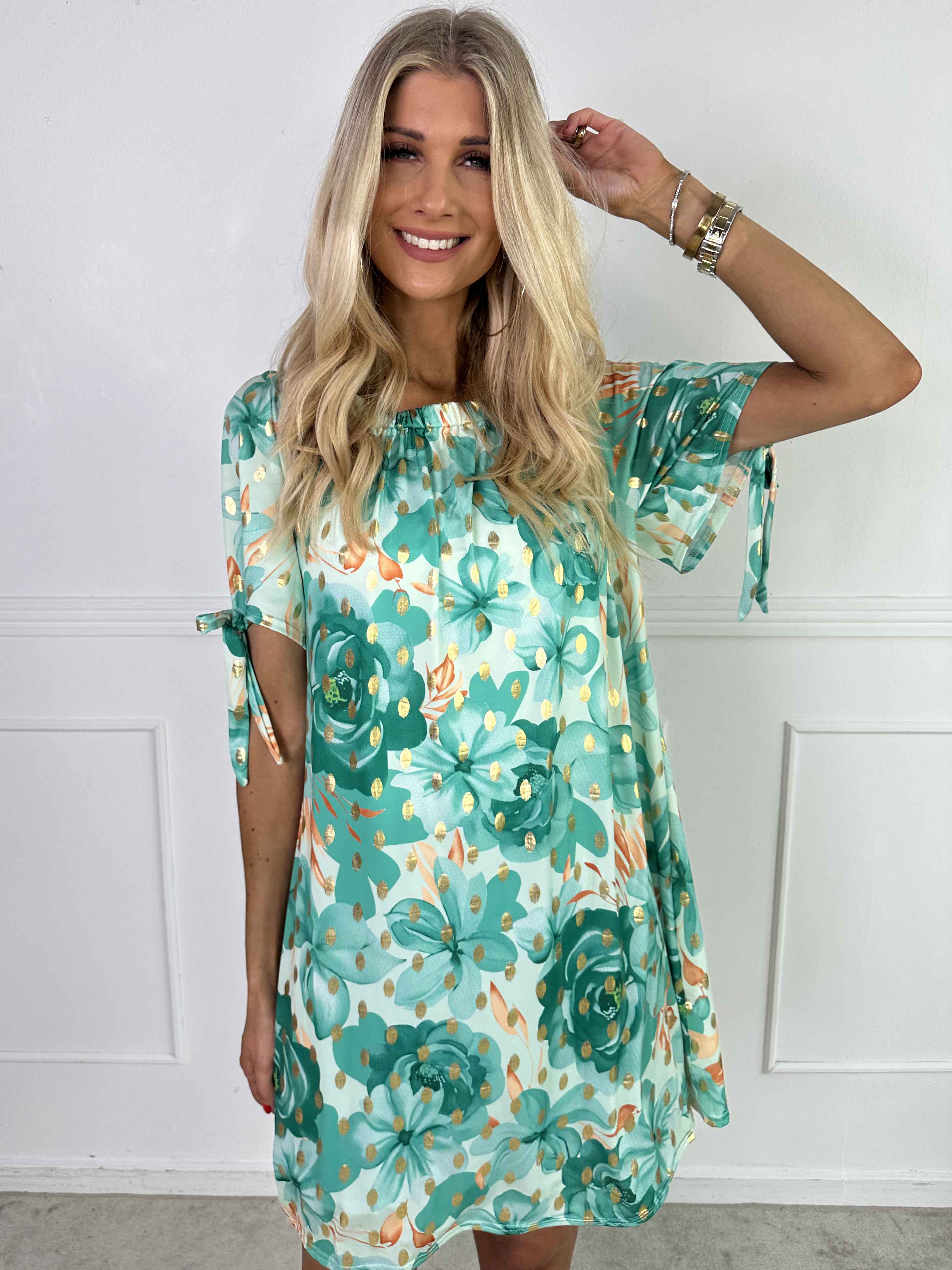 Sofia - Sød blomstret kjole med elastikkant i udskæringen